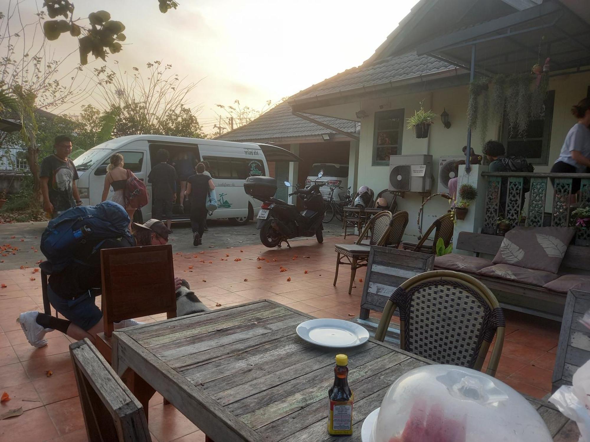 Plus Hostel Ayutthaya Extérieur photo